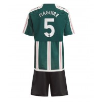 Manchester United Harry Maguire #5 Bortaställ Barn 2023-24 Korta ärmar (+ Korta byxor)